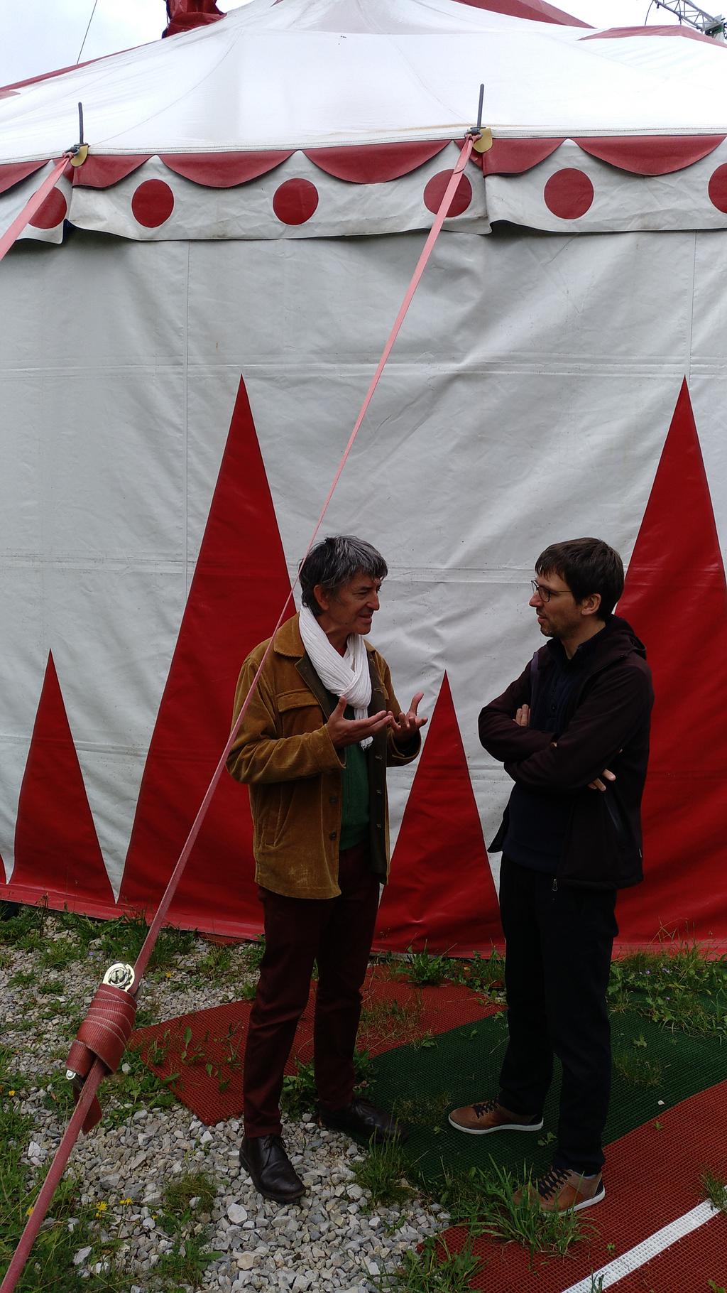 Christian et Matthieu devant le Chapiteau du ZartiCirque