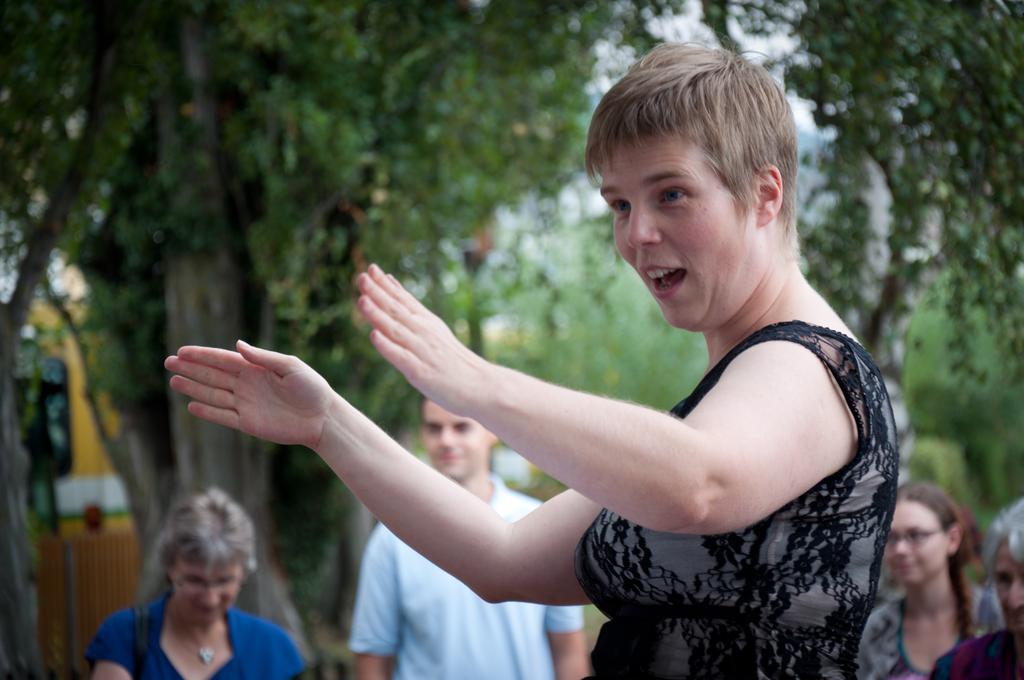 Barbara Minder dirige un insolite orchestre de bouteilles