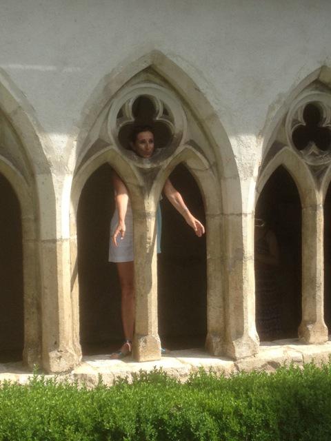 Laura Rossi dans le cloître de St-Ursanne