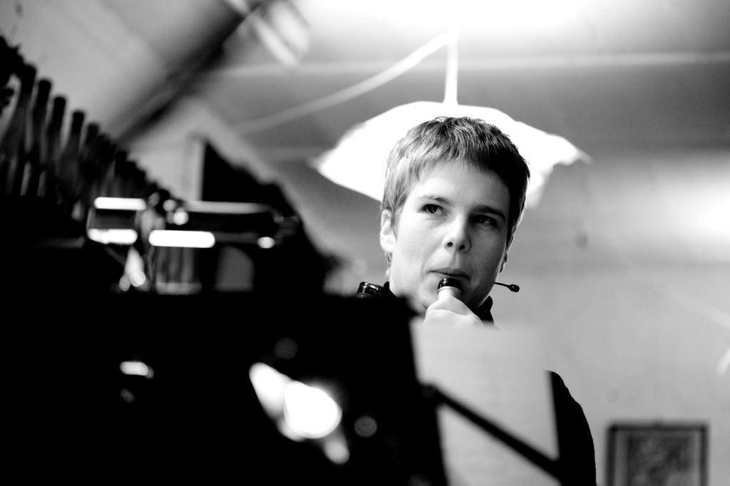 Barbara Minder siffle une bouteille